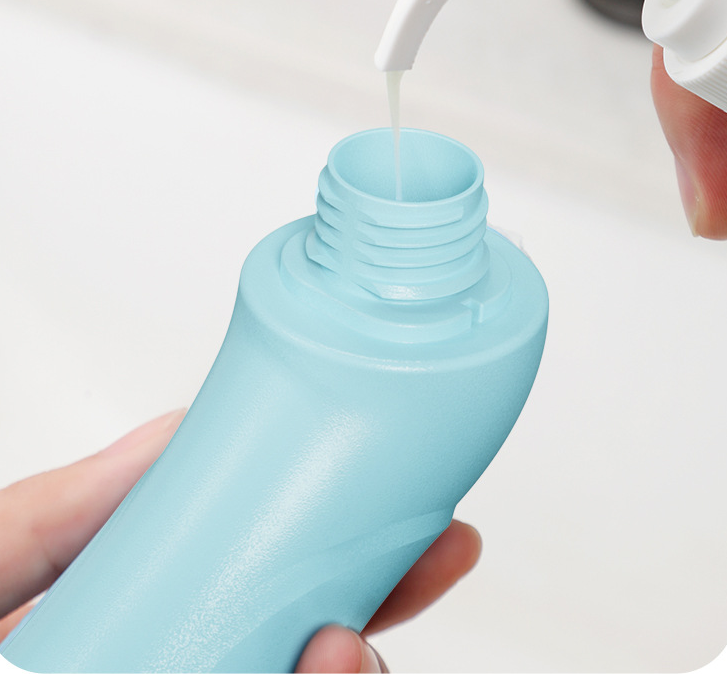 Hundebürste inklusive Wasserbehälter zum einfachen Waschen Ihres Vierbeiners